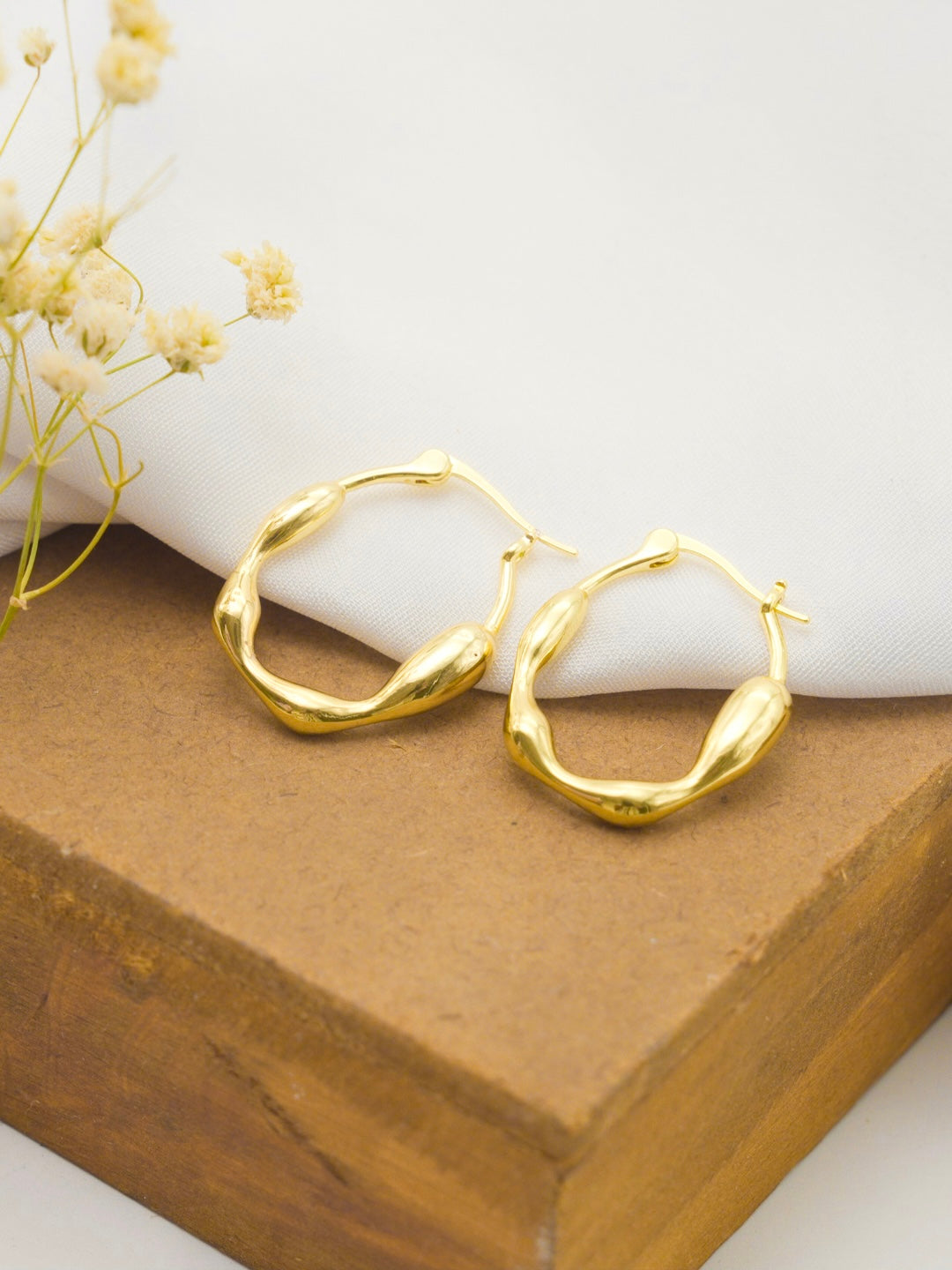 Itrani Twist & Shine Oval Hoops