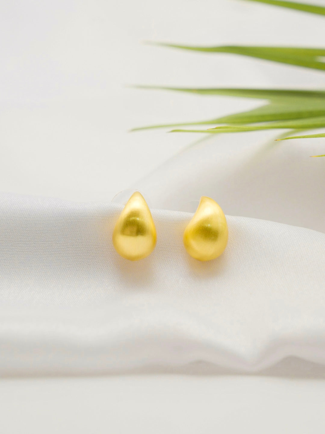 Itrani Luna Curve Matte Stud Earrings
