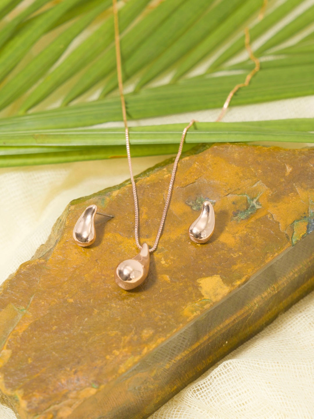 Itrani Liquid Teardrop Pendant Necklace – Modern Elegance Reimagined