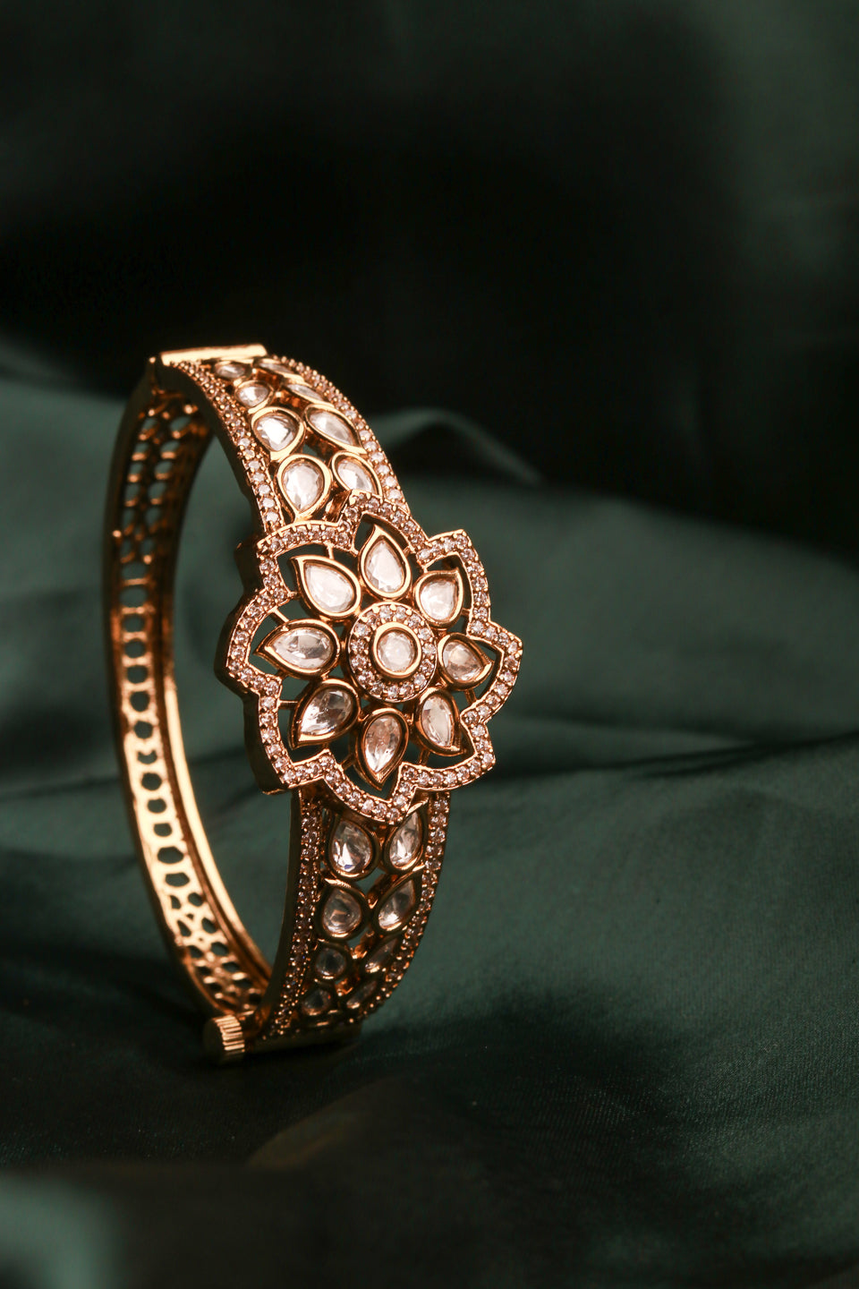 Itrani Lotus Glow Polki Kada Jewelry Set