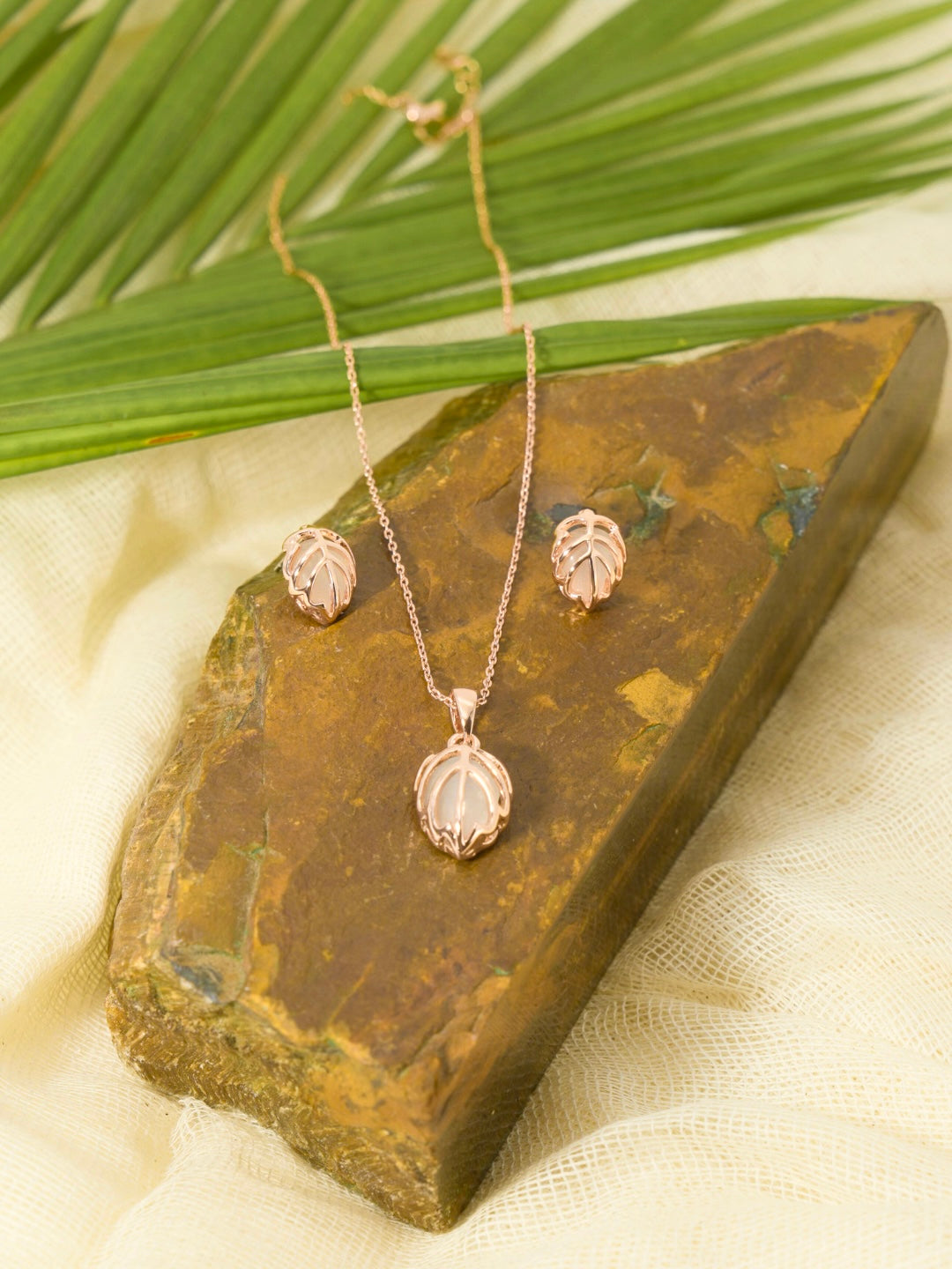 Itrani Nature’s Embrace Leaf Pendant Necklace – Elegant Botanical Charm