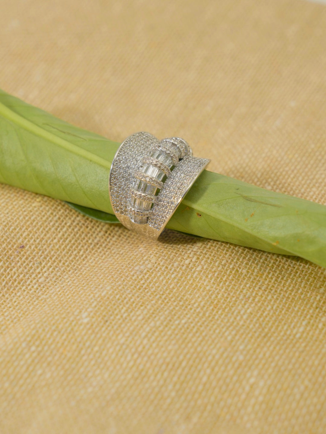 Itrani Crystal Swirl Statement Ring – Silver Elegance for Every Occasion