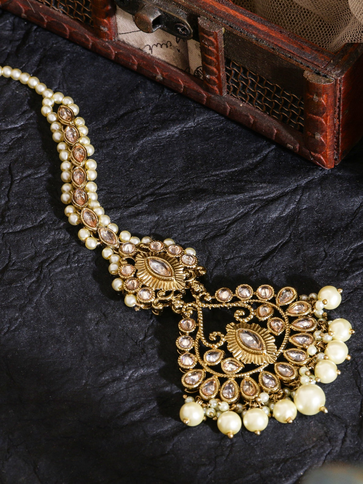 Itrani Antique Kundan Pearl Drop Maang Tikka – Traditional Bridal Hair Accessory